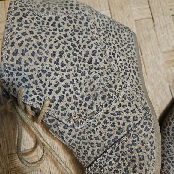 TOMS leopard pattern print sueded leather wedges Ankle size 5 - Picture 8 of 12